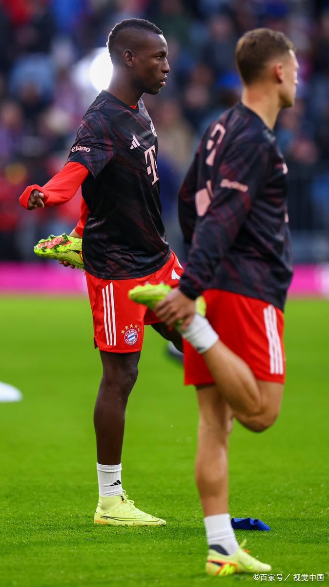 女孩陷入泥潭流沙沼泽